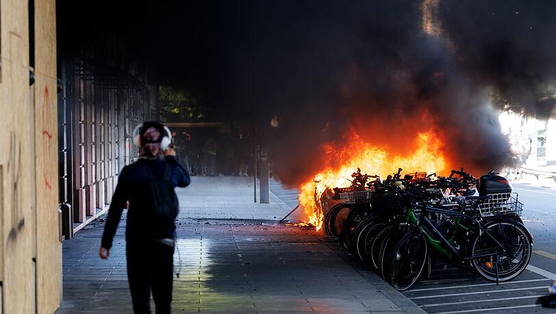 In Genf geht bei Demonstrationen gegen den G7-Gipfel im französischen Évian ein Auto in Flammen auf. In Genf geht bei Demonstrationen gegen den G7-Gipfel im französischen Évian ein Auto in Flammen auf.