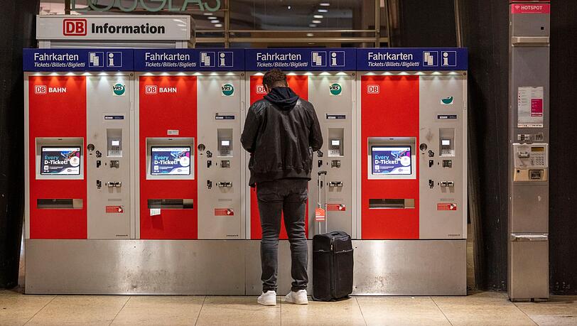 Unbekannte haben am Schweinfurter Bahnhof einen Fahrkartenautomaten gesprengt. (Symbolbild) Unbekannte haben am Schweinfurter Bahnhof einen Fahrkartenautomaten gesprengt. (Symbolbild)
