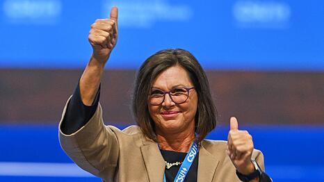 Ger&uuml;hrt und froh reagierte Ilse Aigner auf dem Parteitag auf den gro&szlig;en R&uuml;ckhalt. Die 61-J&auml;hrige wird derzeit als Kandidatin der Union f&uuml;r das Amt des Bundespr&auml;sidenten gehandelt.