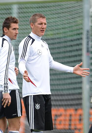 Konzentration in Danzig: Beim Training der Nationalelf zwei Tage vor dem EM-Auftaktspiel stehen mit Lahm und Khedira wieder alle 23 Spieler auf dem Platz.