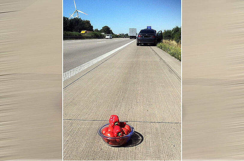 Das kreative Warndreieck auf der Autobahn.