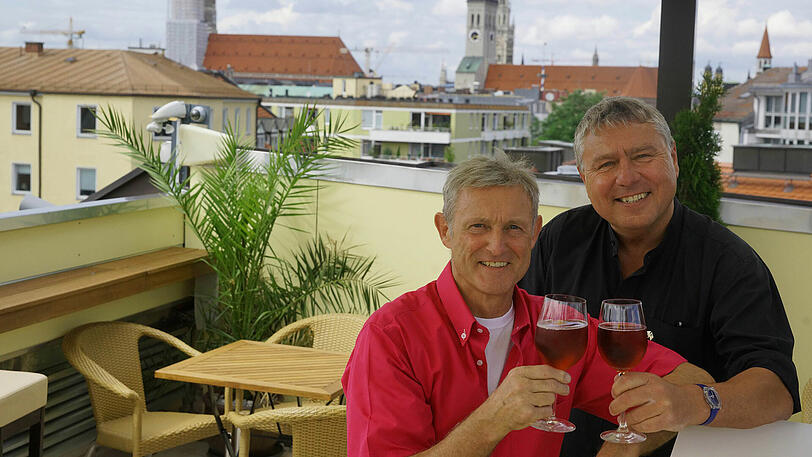 Deutsche Eiche: Mitten im Gärtnerplatzviertel bietet die Dachterrasse des Hotels Deutsche Eiche einen sagenhaften Ausblick. Alter Peter und Frauenkirche scheinen nur ein paar Meter entfernt, auf der anderen Seite ist das Gärtnerplatztheater, ebenfalls zum Greifen nah. Auch in Richtung Giesing und Haidhausen bieten sich schöne Ausblicke. Dazu kann man gemütlich an kleinen Tischen oder an der Bar sitzen &ndash; und das Leben genießen. Bei schönem Wetter ist die Dachterrasse bewirtet &ndash; ansonsten kann man aber vom Lokal unten Kaffee oder Getränke auch einfach mit nach oben nehmen. Ein Helles kostet 3,90 Euro, ein Spritz 6,50 Euro.
