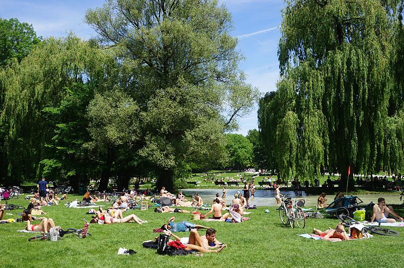 Eine der beliebtesten Anlaufstellen bei schönem Wetter: der Eisbach im englischen Garten.
