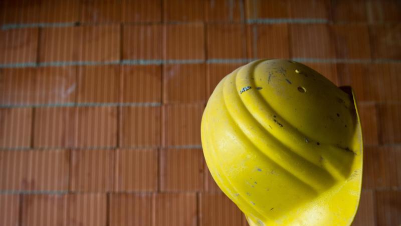 Ein Bauhelm hängt auf einer Baustelle. Foto: Daniel Bockwoldt/dpa/Symbolbild Ein Bauhelm hängt auf einer Baustelle. Foto: Daniel Bockwoldt/dpa/Symbolbild