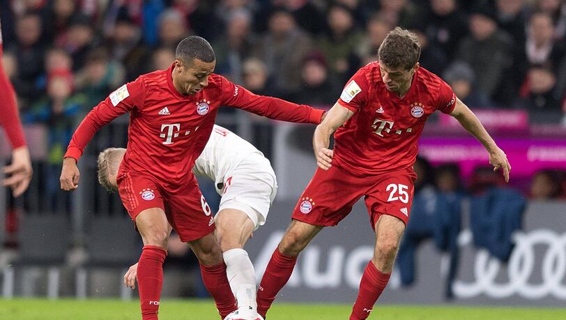 Umkämpftes Spitzenspiel: Thiago und Thomas Müller im Zweikampf mit Leipzigs Konrad Laimer. Umkämpftes Spitzenspiel: Thiago und Thomas Müller im Zweikampf mit Leipzigs Konrad Laimer.