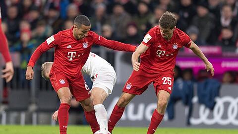 Umkämpftes Spitzenspiel: Thiago und Thomas Müller im Zweikampf mit Leipzigs Konrad Laimer.