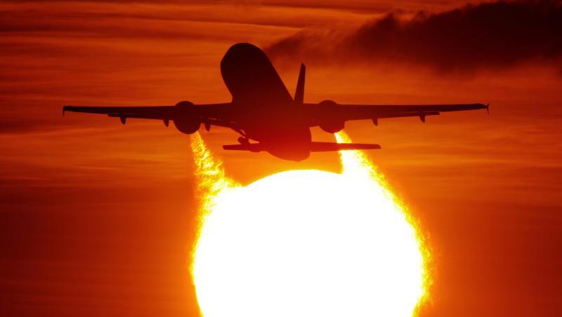 Pläne, das Fliegen zu verteuern, gibt es auch in allen drei Parteien der großen Koalition, also bei CDU, CSU und SPD. Pläne, das Fliegen zu verteuern, gibt es auch in allen drei Parteien der großen Koalition, also bei CDU, CSU und SPD.