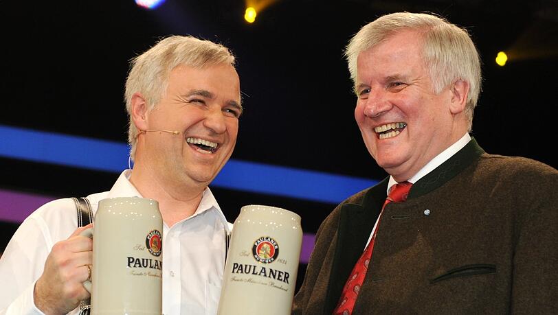 Der Kabarettist Wolfgang Krebs (links) und der damalige bayerische Ministerpräsident Horst Seehofer (CSU) beim traditionellen Politiker-Derblecken auf dem Nockherberg vor acht Jahren.