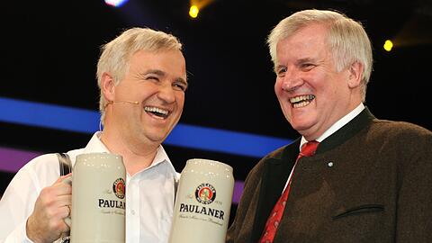Der Kabarettist Wolfgang Krebs (links) und der damalige bayerische Ministerpräsident Horst Seehofer (CSU) beim traditionellen Politiker-Derblecken auf dem Nockherberg vor acht Jahren.