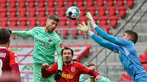 Regensburg-Torwart Alexander Meyer (r) kommt vor dem einköpfbereiten Sandhausener Alexander Esswein (l) an den Ball.