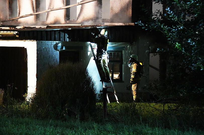 Das Feuer zerstörte die Scheune eines Dreiseithofs in Oberrammelsberg in der Gemeinde Wurmsham.