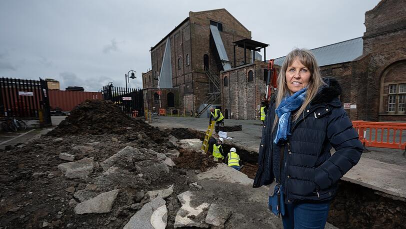 Die wirkliche Philippa Langley am Dreh bei den " Ausgrabungen" in Leicester.