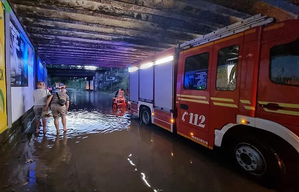 Die Münchner Feuerwehr musste nach einem Gewitter unter anderem wegen überschwemmter Unterführungen wie hier in Aubing ausrücken. Die Münchner Feuerwehr musste nach einem Gewitter unter anderem wegen überschwemmter Unterführungen wie hier in Aubing ausrücken.