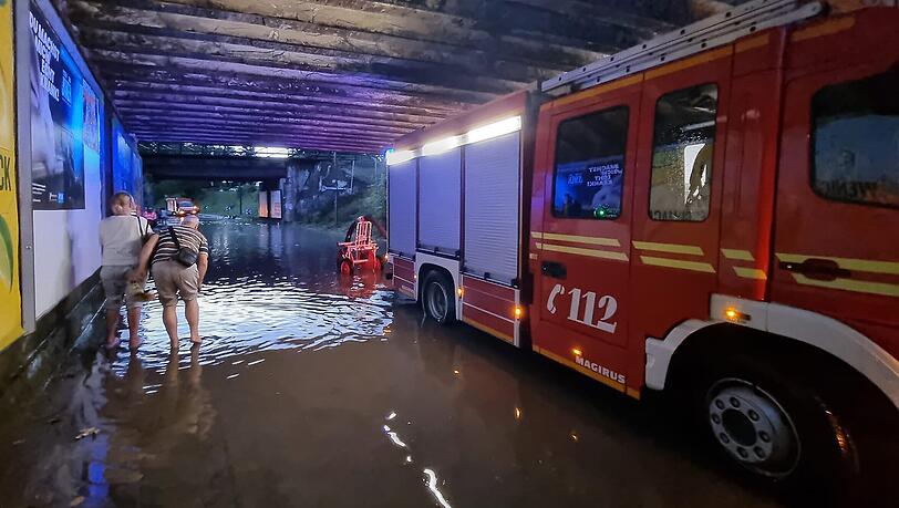Die Münchner Feuerwehr musste nach einem Gewitter unter anderem wegen überschwemmter Unterführungen wie hier in Aubing ausrücken.