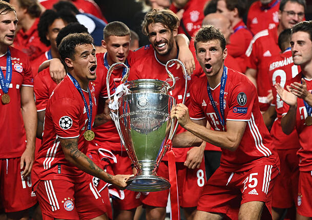 Müller (2.v.r.) den Henkelpoot 2020 zusammen mit Coutinho.