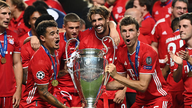 Müller (2.v.r.) den Henkelpoot 2020 zusammen mit Coutinho.