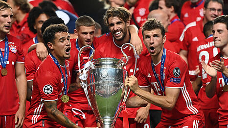 Müller (2.v.r.) den Henkelpoot 2020 zusammen mit Coutinho.