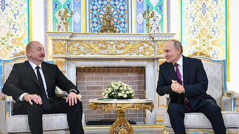 Der aserbaidschanische Präsident Ilham Aliyev hat Kremlchef Wladimir Putin öffentlich gedankt für die Aufklärung des Flugzeugabsturzes im Dezember vorigen Jahres.
