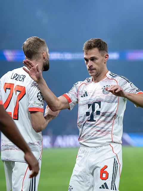 Derzeit das Maß der Dinge in Europa: Der FC Bayern um Vizekapitän Joshua Kimmich (r.).