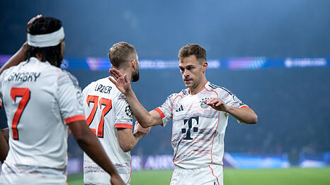 Derzeit das Maß der Dinge in Europa: Der FC Bayern um Vizekapitän Joshua Kimmich (r.).