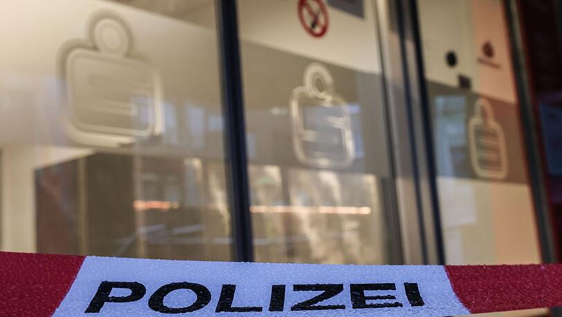 Ein Absperrband der Polizei h&auml;ngt vor der Filiale der Sparkasse, deren Schlie&szlig;f&auml;cher ausger&auml;umt wurden