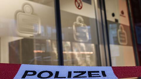 Ein Absperrband der Polizei h&auml;ngt vor der Filiale der Sparkasse, deren Schlie&szlig;f&auml;cher ausger&auml;umt wurden
