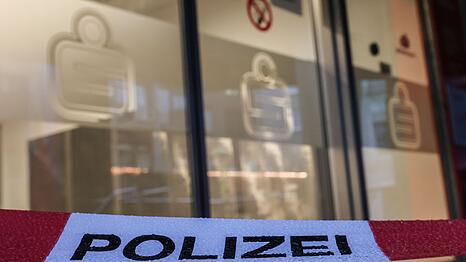 Ein Absperrband der Polizei h&auml;ngt vor der Filiale der Sparkasse, deren Schlie&szlig;f&auml;cher ausger&auml;umt wurden