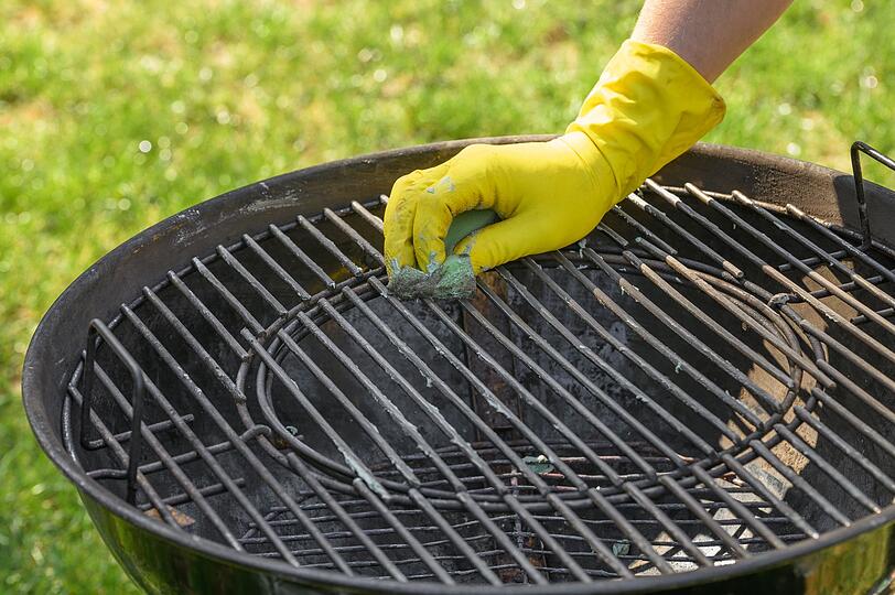 Ob Gas-, Kohle- oder Elektrogrill, eines haben alle gemeinsam: Am Ende müssen sie gereinigt werden, damit es bei der nächsten Grillparty keine böse Überraschung gibt. Klar, das Reinigen ist nicht gerade das Schönste am Grillen. Doch mit folgenden Tipps fällt es Ihnen vielleicht nicht mehr ganz so schwer ... Ob Gas-, Kohle- oder Elektrogrill, eines haben alle gemeinsam: Am Ende müssen sie gereinigt werden, damit es bei der nächsten Grillparty keine böse Überraschung gibt. Klar, das Reinigen ist nicht gerade das Schönste am Grillen. Doch mit folgenden Tipps fällt es Ihnen vielleicht nicht mehr ganz so schwer ...