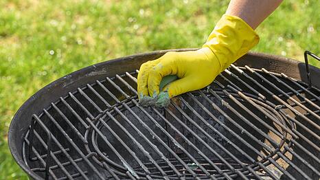 Ob Gas-, Kohle- oder Elektrogrill, eines haben alle gemeinsam: Am Ende m&uuml;ssen sie gereinigt werden, damit es bei der n&auml;chsten Grillparty keine b&ouml;se &Uuml;berraschung gibt. Klar, das Reinigen ist nicht gerade das Sch&ouml;nste am Grillen. Doch mit folgenden Tipps f&auml;llt es Ihnen vielleicht nicht mehr ganz so schwer ...