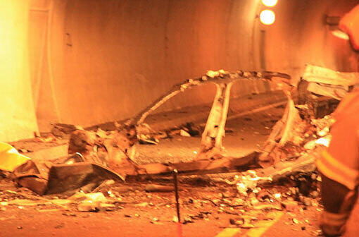 Drama im Lärchbergtunnel bei Lofer. Ein Münchner Ehepaar kam ums Leben. Die Bilder vom ausgebrannten Wrack des Autos.