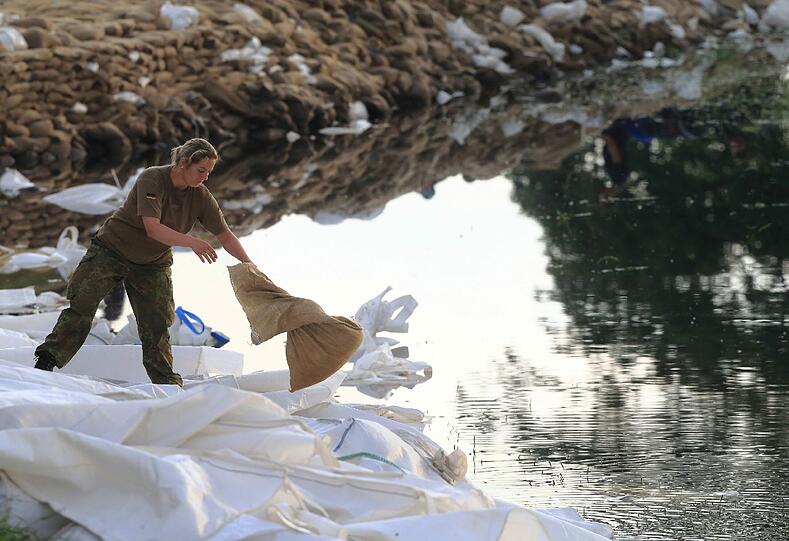 Bilder: Menschen in Nord- und Ostdeutschland kämpfen weiter gegen das Hochwasser