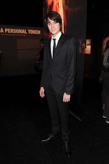 Stilvoll im Anzug von HUGO: Alain Fabien Delon bei der BOSS-Party und Vernissage "A PERSONAL TOUCH - young photo journalists at the red carpet" im Rahmen der Berlinale im BOSS Store Berlin am Mittwoch.
