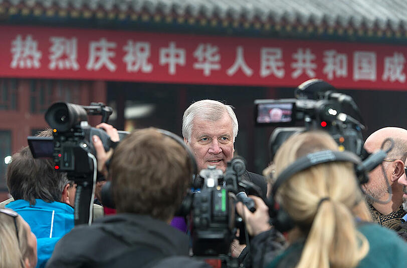 Der bayerische Ministerpräsident Horst Seehofer (CSU) spricht am 19.11.2014 in Peking (China) in der verbotenen Stadt mit den anwesenden Journalisten