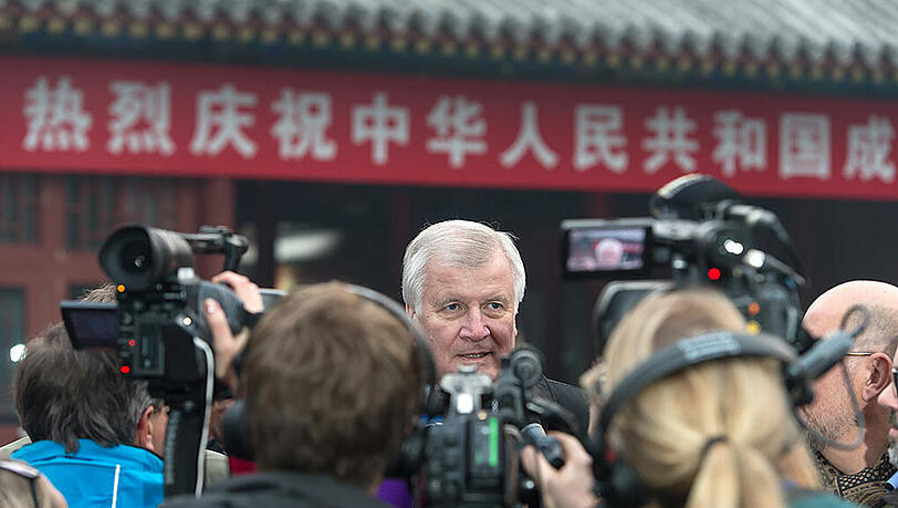 Der bayerische Ministerpräsident Horst Seehofer (CSU) spricht am 19.11.2014 in Peking (China) in der verbotenen Stadt mit den anwesenden Journalisten Der bayerische Ministerpräsident Horst Seehofer (CSU) spricht am 19.11.2014 in Peking (China) in der verbotenen Stadt mit den anwesenden Journalisten