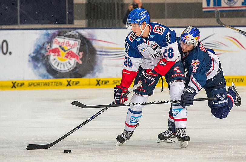 EHC München - Adler Mannheim am 12.12.2014 im Olympia-Eisstadion: Frank Mauer - damals noch Mannheim - im Duell mit Münchens Mads Christensen.