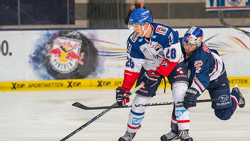 EHC München - Adler Mannheim am 12.12.2014 im Olympia-Eisstadion: Frank Mauer - damals noch Mannheim - im Duell mit Münchens Mads Christensen. EHC München - Adler Mannheim am 12.12.2014 im Olympia-Eisstadion: Frank Mauer - damals noch Mannheim - im Duell mit Münchens Mads Christensen.