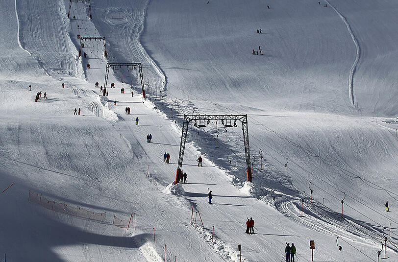 Liftbetrieb auf dem Gletscher der Zugspitze. Am Freitag haben die ersten Lifte geöffnet.