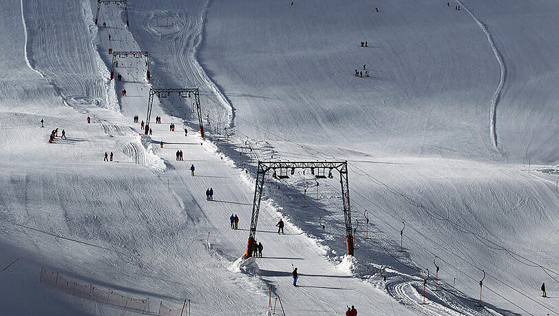 Liftbetrieb auf dem Gletscher der Zugspitze. Am Freitag haben die ersten Lifte geöffnet. Liftbetrieb auf dem Gletscher der Zugspitze. Am Freitag haben die ersten Lifte geöffnet.