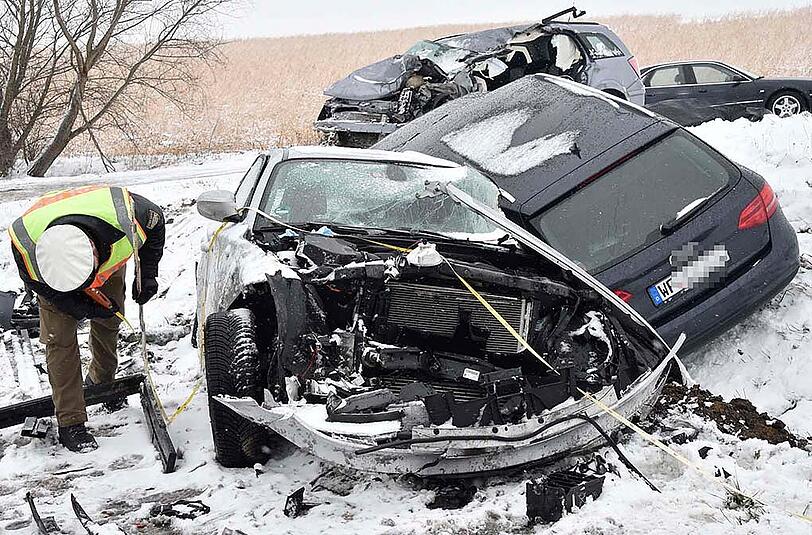 Am Dienstag kam ein Autofahrer bei einem Verkehrsunfall in Dorfen ums Leben. Nach einem Zusammenstoß mit einem Lkw starb der Mann noch am Unfallort.