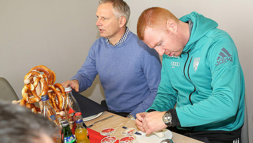 Alles aus einer Hand: Karl-Heinz Rummenigge bringt Würste Marke Uli Hoeneß mit, Starkoch Alfons Schuhbeck behält den professionellen Überblick. Hier genießt Ingolstadts Cheftrainer Maik Walpurgis die ersten Weißwürste in seinem Leben. Links FCI-Geschäftsführer Harald Gärtner. Alles aus einer Hand: Karl-Heinz Rummenigge bringt Würste Marke Uli Hoeneß mit, Starkoch Alfons Schuhbeck behält den professionellen Überblick. Hier genießt Ingolstadts Cheftrainer Maik Walpurgis die ersten Weißwürste in seinem Leben. Links FCI-Geschäftsführer Harald Gärtner.