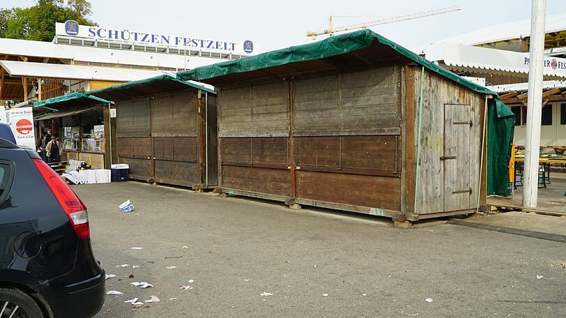 Bereits am Tag nach dem Wiesn-Kehraus haben die Abbau- und Aufräumarbeiten auf dem Oktoberfestgelände begonnen.