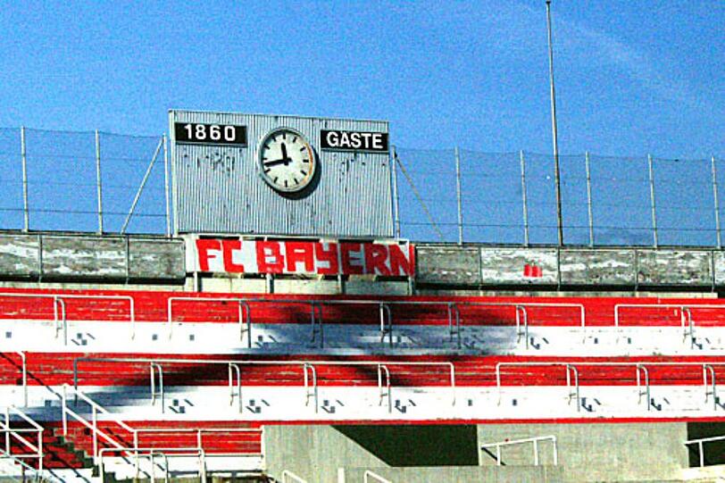 Ein Bild aus dem Jahr 2008: Die Westkurve in rot-weißer Farbe.