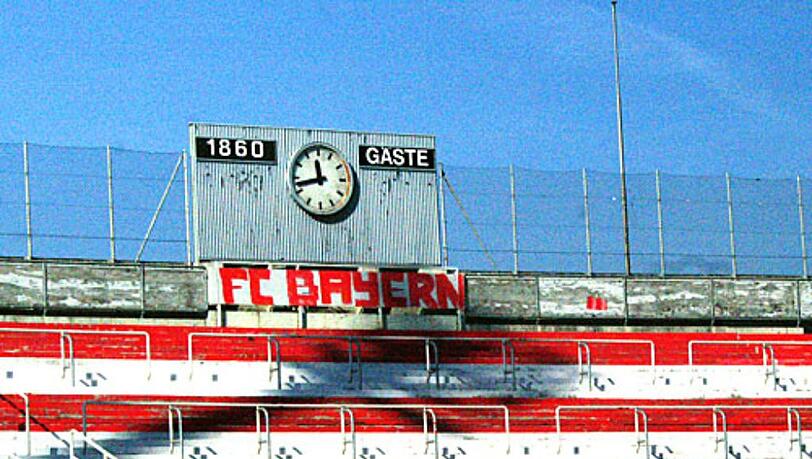 Ein Bild aus dem Jahr 2008: Die Westkurve in rot-weißer Farbe. Ein Bild aus dem Jahr 2008: Die Westkurve in rot-weißer Farbe.