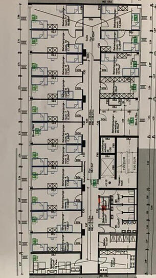 In dem Arbeiterwohnheim sind mehrere der Zimmer für 400 Euro zu haben.