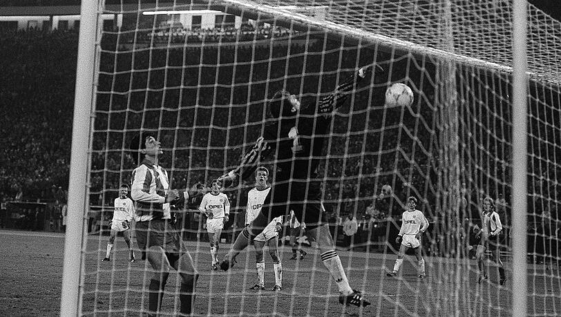 Folgenschwerer Patzer: Torhüter Raimond Aumann greift im Europacup-Halbfinale 1991 gegen Belgrad daneben – Bayern scheidet aus. Folgenschwerer Patzer: Torhüter Raimond Aumann greift im Europacup-Halbfinale 1991 gegen Belgrad daneben – Bayern scheidet aus.