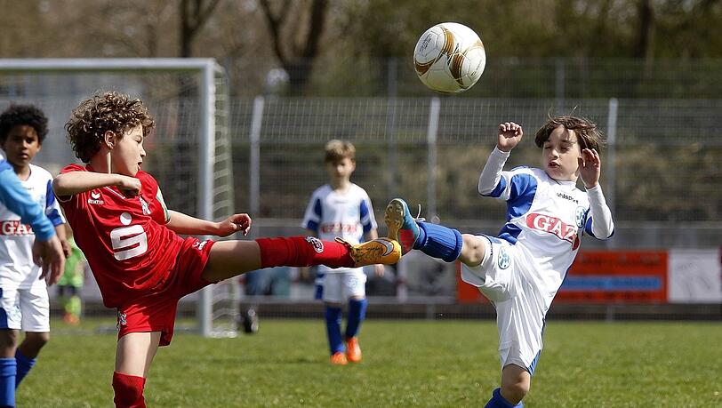 Bei einem Kopfball wirken große Kräfte. Bei einem Kopfball wirken große Kräfte.