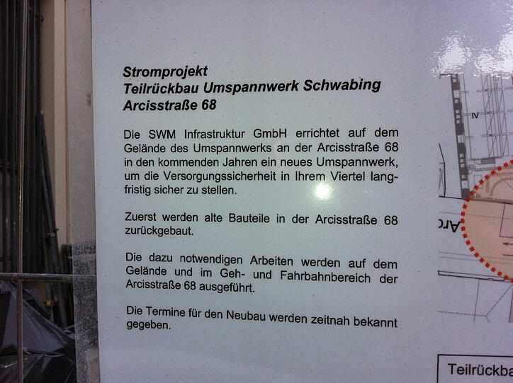 ... die hier am Zaun einen Hinweis geben, was an der Baustelle passiert. Wann mit dem Neubau dort begonnen wird, bleibt offen.
