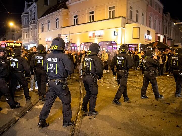Die Feiern in Bremen zum Klassenerhalt verliefen leider nicht nur friedlich.