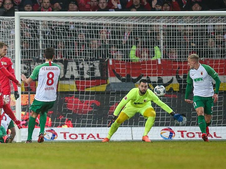 Torwart Tomas Koubek (2.v.r) von FC Augsburg. Foto: Andreas Gora/dpa