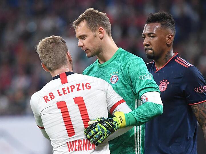 Leipzigs Timo Werner (l) im Gespräch mit Bayerns Torwart Manuel Neuer (M) und Jerome Boateng (r).